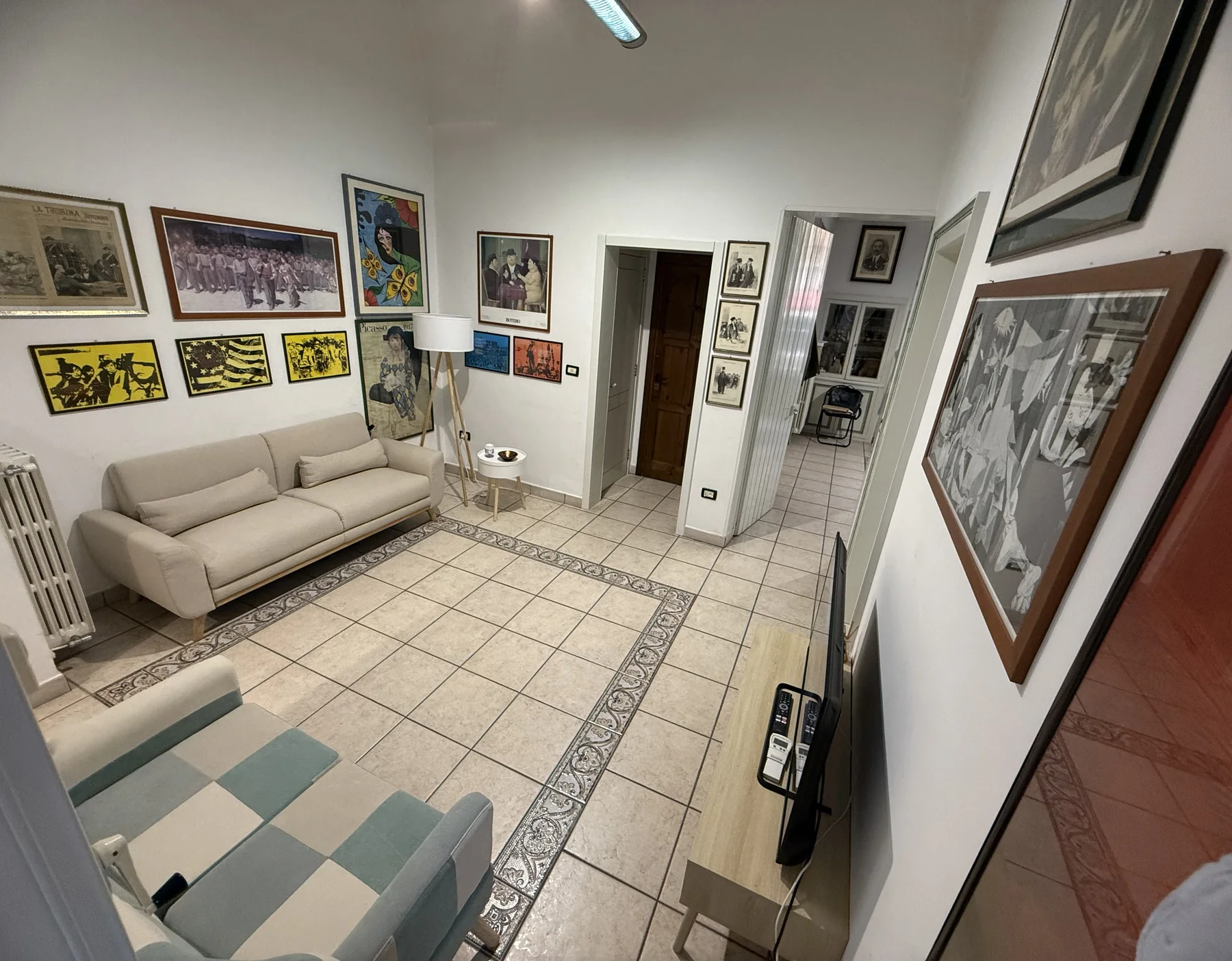 La sala di attesa dello Studio Legale Pinca, con le opere e le stampe alle pareti